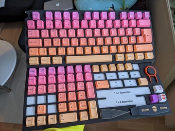 A photo of the Tai-Hai Sunshine keycaps, showing the content of the box.